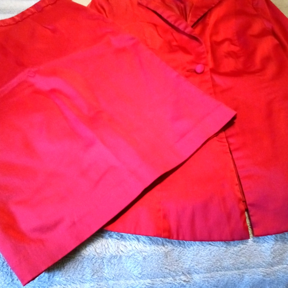 Skirt suit